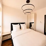 J&k Platinum Towers * Varşova